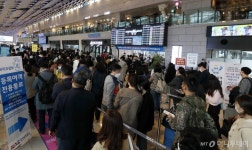 [사진]징검다리 연휴 앞두고 붐비는 국내선 청사