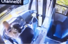 무장 탈영병 초등학교 버스 탈취…운전 못해, 경찰에 덜미