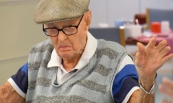 호주 111살 최고령 할아버지 장수 비결은…닭 뇌 먹기?