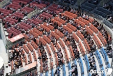 수도권 야구장 입장 10%→30%, 공연장 100명 제한 풀렸다