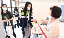 [사진]손 소독 뒤 교실로