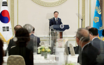 文대통령, 코로나 확산 이후 첫 청와대 오찬 행사 열었다