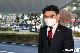 '전 국민 재난지원금' 반대한 홍남기…진성준 
