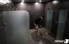 수도권 4단계 2주 더…골프장 샤워금지, 결혼식은 친구 허용