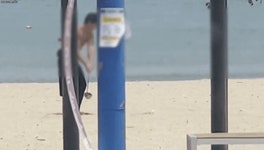 아이들 방향으로… 대천 해수욕장에도 등장한 골프 연습男