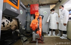 허태웅 농진청장 로봇 착유기 국산화 박차…착유 전(全) 과정 무인화