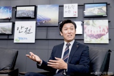 김영문 동서발전 사장 도로에 태양광 패널 깔아 전기 만든다