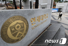 연세대 앞 횡단보도로 돌진한 SUV…길 건너던 행인 6명 부상