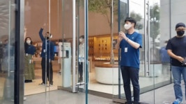 펄쩍펄쩍 뛰며 입장…새벽 6시, 아이폰13 사러 왔어요 [현장+]