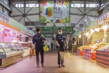 63명 코로나19 집단감염 마포농수산물시장 문 닫는다