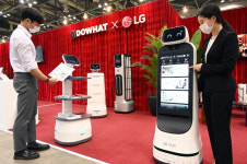 LG 클로이 로봇, 호텔 서비스 초읽기