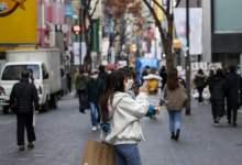건강한 청년도 추가접종…위기라면서 일상회복 유지, 괜찮을까