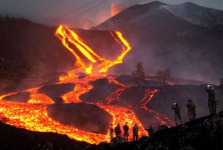 화산 폭발 후 두달째 흘러나오는 용암…잿더미가 된 스페인섬