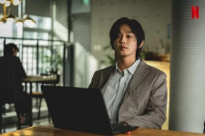 유아인, 지옥서 선보인 장발 가르마…알고 보니 가발이었다