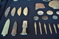 英 10대 소녀, 아빠와 금속 탐지하다 청동기 시대 유물 65개 발견