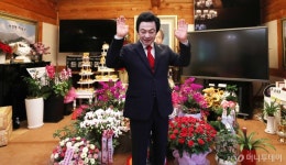 허경영은 신이다…천국 위 백궁 티켓 300만원에 사는 지지자들