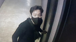 모텔 문 안 잠그고 잠들었는데… 가방·휴대전화 털어간 절도범