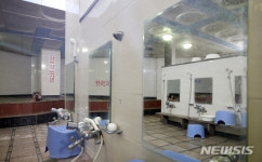 목욕탕에서 마스크 적시지 말라고요? 세신사 그만 두라는 얘기