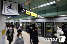 출·퇴근 지하철, 장애인 기습시위에 올해만 13번 지연…그들은 왜