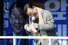 충청도 사위 왔어유…큰절 올리고 애창곡 뽐낸 이재명