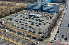 "경적 울리고 깜빡이 켜고"…이재명, 대선 최초 '드라이브인' 유세