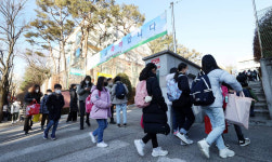 아이 설레는 표정에 울컥…확진 20만 돌파에도 등굣길은 웃음꽃
