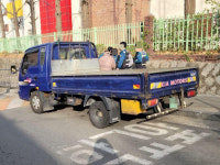 할배 애 낳아줄 여성 구함…현수막 50대 男, 여고 앞 또 기웃