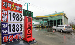 유가 140불→99불...우리 집앞 주유소 기름값은 언제 내리나?