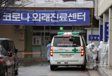 [속보]신규 확진 32만743명… 전일 대비 10만3898명 줄어