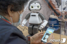 어르신 스마트폰 문맹 탈출..또래한테 카톡 활용법 배운다