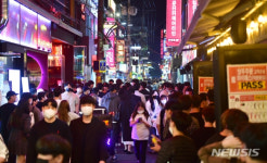 줄서서 외식 2차 노래방 되찾은 일상…소상공인 매출 대박