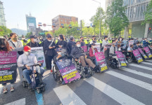 전장연, 이번엔 용산 출근길 도로 점거 시위…한때 교통마비