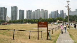 [사진]빌딩 숲 사이 넓직한 용산공원