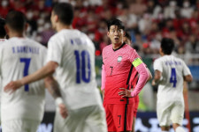 한국 축구대표팀 후반 5분 또 실점…파라과이에 0-2 열세