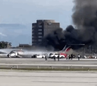 美공항 치솟는 검은연기…137명 필사의 비상탈출[영상]