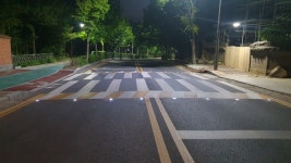 과천시 무신호 횡단보도에 LED 활주로형 표지병 설치