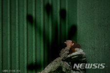 죽은 파리 먹이고 마비 킥 폭행한 軍 선임병…눈썹까지 밀어