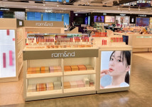 아이패밀리에스씨 롬앤, 신라·현대 면세점 진출