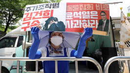 尹대통령 자택 앞 저리가 조용히해…양쪽 고성에 귀막는 주민들