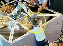 [영상] 체스 중 7살 소년 공격한 로봇…손가락 잡더니 부러뜨렸다