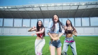 티셔츠 글귀 뭐길래…'민희진표' 하이브 걸그룹, 또 선정성 시비