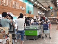 [르포] 말복 맞아 5990원으로 값 내린 마트 치킨...어김 없는 오픈런