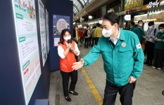 尹대통령, 암사시장서 비상경제회의…기업가형 소상공인 지원