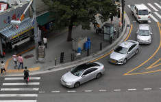 횡단보도 앞 앞지르기 금지…우회전 신호등도 만든다