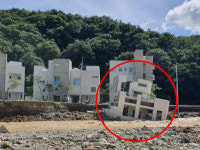 통째 떠내려간 펜션…건물은 멀쩡 부실공사 의혹에 주인 입 열었다