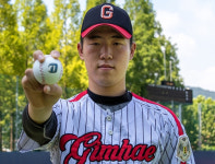 잠실에 뜬 김유성 저격 근조화환…두산은 학폭을 지지합니다