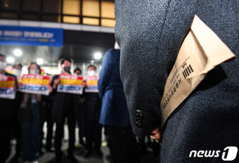 시민단체, '당사 압색 저지' 민주당 의원 24명 고발…