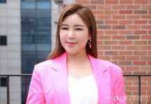 [영상] 송가인, 무대 난입한 팬에 당황…'이 행동'에 노래도 중단