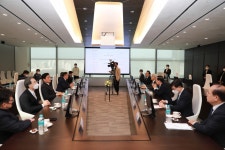 경제 외치는 민주, 삼성行 미중 경쟁 희생양 않도록 최선