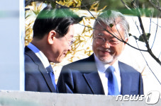 靑 대신 평산 찾은 이재명…문재인 